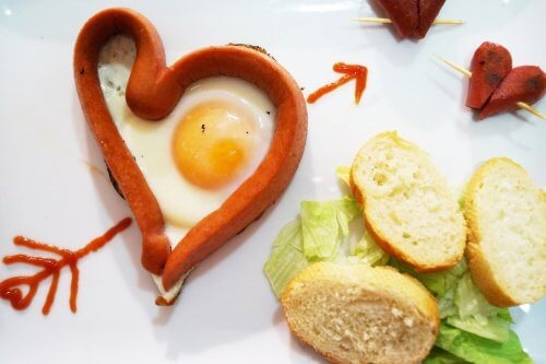 Яйце и кренвирш във формата на сърце