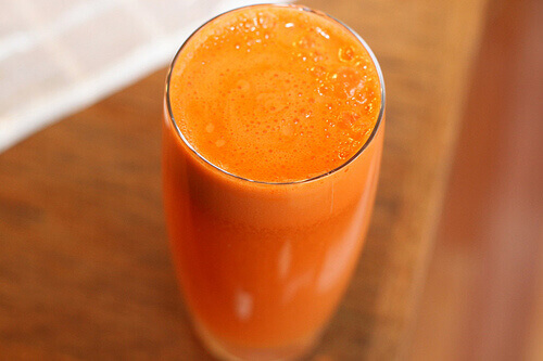 Пийте фрешове от ябълка и морков за блестящи очи
