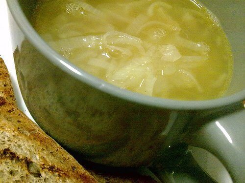 супа от лук за справяне с излишните течности