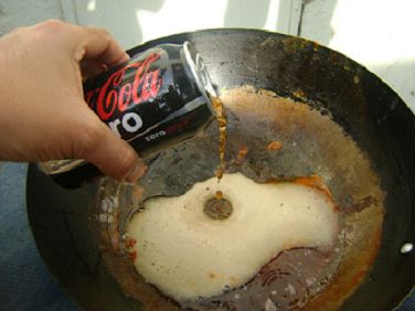 Почистване на съдове с кока-кола