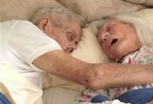 Истинската любов: женени от 75 години умират в едно легло