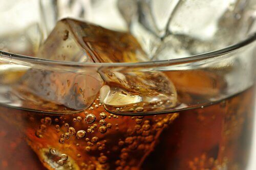 “Леките” безалкохолни напитки могат да увеличат коремните мазнини