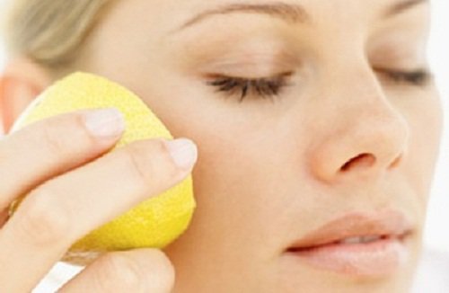 Нанесете пресен лимонов сок върху луничките и петната по кожата