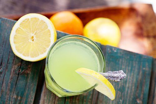 действие на лимоновия сок и топлата вода