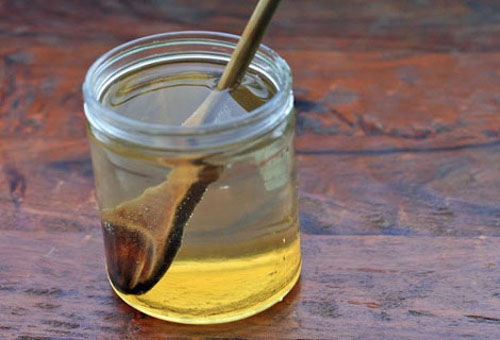 напитка с вода и мед за балансиране рН на тялото