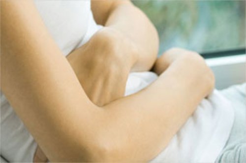 Тази супер напитка с куркума редуцира подуването на стомаха.