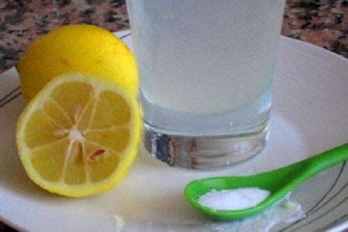 напитка с вода и сода за балансиране рН на тялото