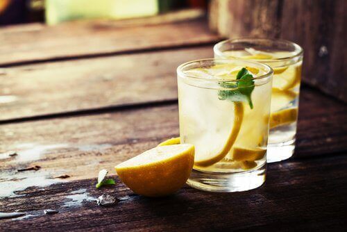 Ползите от лимоновия сок и топлата вода