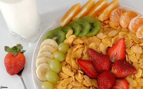 ако искате да направите закуската по-здравословна трябва да добавите към менюто си плодове и зърнени храни