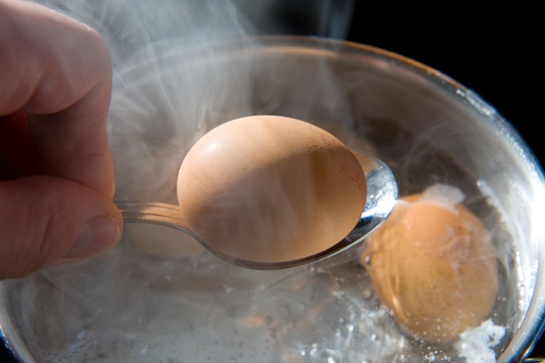 Трик в кухнята: белене на яйца