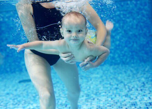 Плуващо бебе