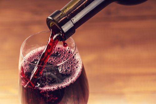 Консумацията на чаша червено вино дневно е полезно.