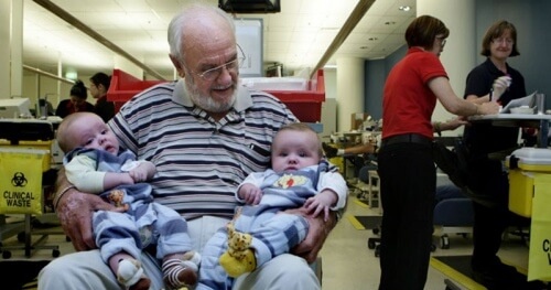 Човек спасява милиони бебетата с кръвта си