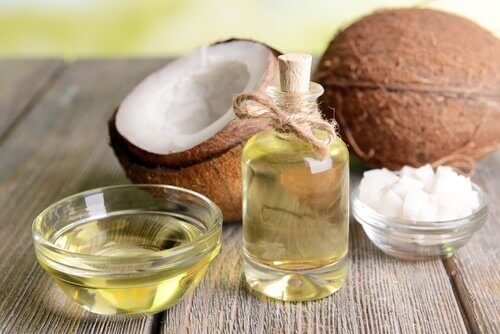 Едно от използваните натурални масла за стимулиране растежа на косата е това от кокос.