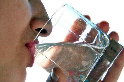 Пийте повече вода за  да изведете солта от тялото?