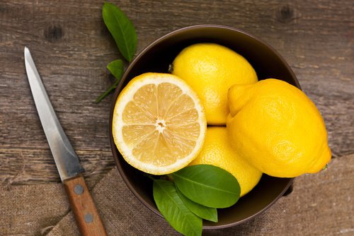лимонов сок за премахване на тъмните кръгове под очите
