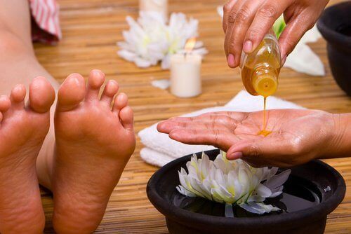 масаж за облекчаване на неприятните болки в стъпалата