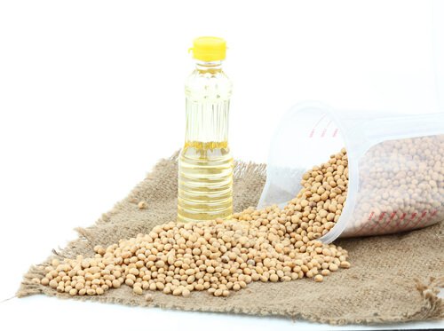 Соевото масло преминава през процес на хидрогениране и е от вредните мазнини за готвене.