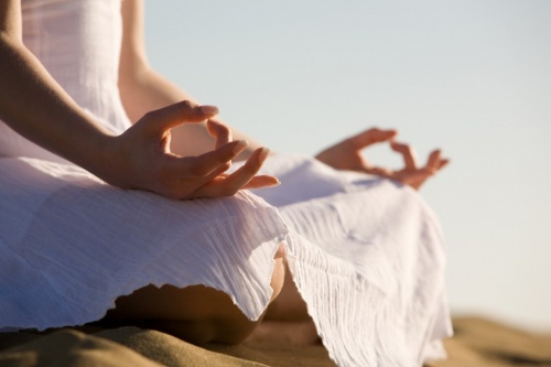 Практикувайте йога за намаляване мазнините по бедрата и корема