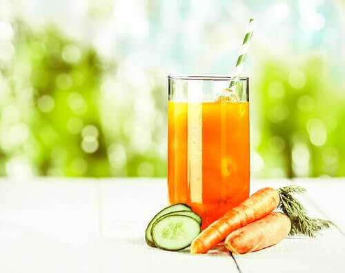 Сок от морков, ябълка, портокал и краставица срещу камъни в бъбреците