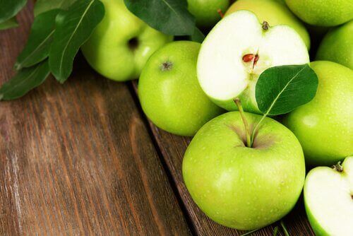 Зелена ябълка за укрепване на костите