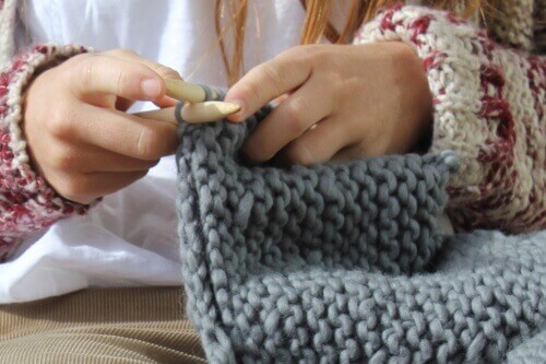 Вълнена терапия: Ползите от плетенето