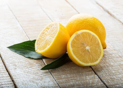 Лимоновият сок помага за изсветляване вътрешната част на бедрата.