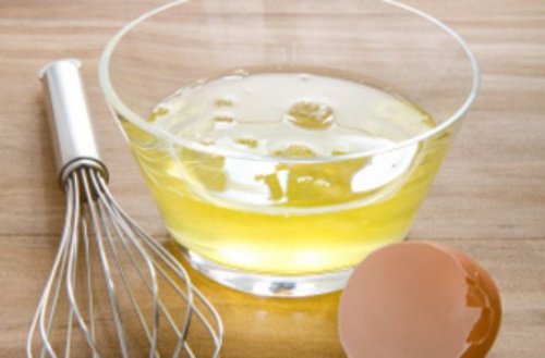 яйцата са сред натуралните средства за контролиране на къдравата коса