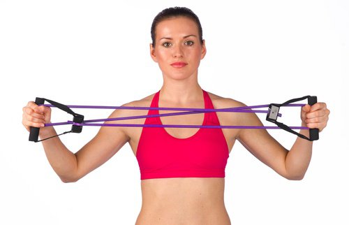За някои упражнения за раменете се използва гумена лента.