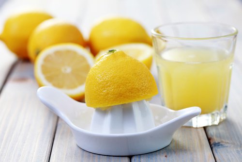 Сокът от лимони съдържа много полезни вещества.