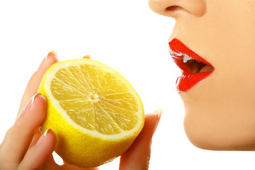 Кожата на устните е много деликатна и лесно може да пострада.