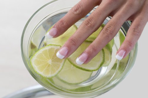 Лимоните като средство за по-красиви и бели нокти.