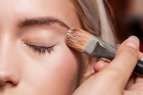 козметични трикове - използвайте грим за база