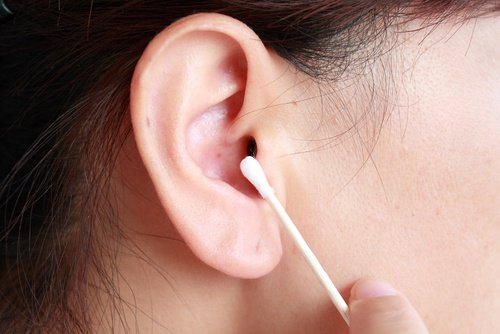 премахване на ушната кал с клечки за уши не е препоръчителна