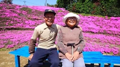Мъж засади 1000 цветя в знак на любов към сляпата си съпруга