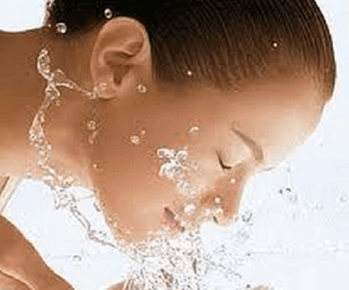 Консумацията на вода на гладно е полезна за кожата
