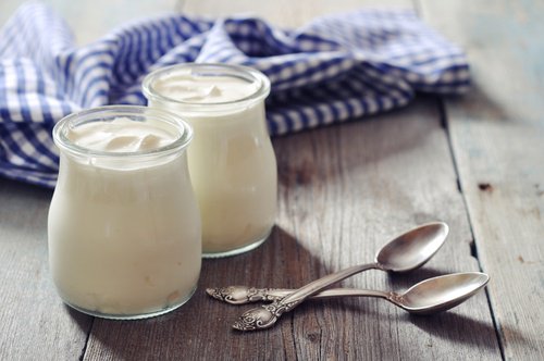 Как да си направим домашно кисело мляко и какви са ползите от него
