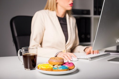 Храненето по време на работа може предизвика симтоми на мигрена.