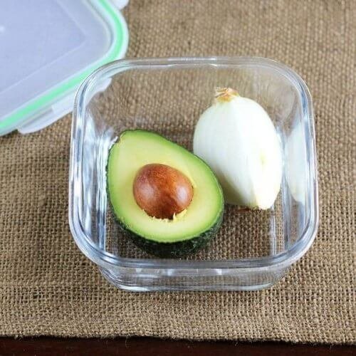 Запазете свежестта на половин авокадо