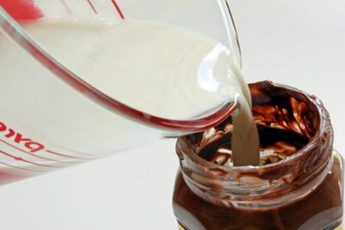 Използвайте остатъците от Nutella по стените на буркана