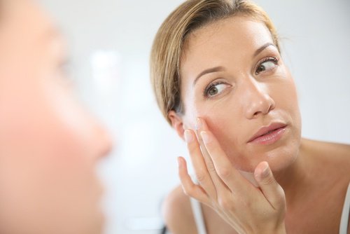 Как да се грижим за кожата около очите