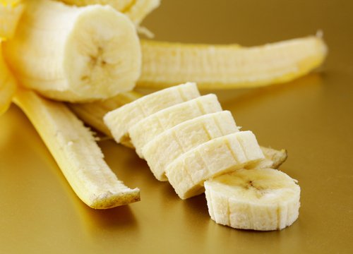 Банановите кори лекуват синините