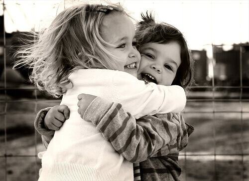 Когато прегръщаме друг човек, споделяме позитивна емоция