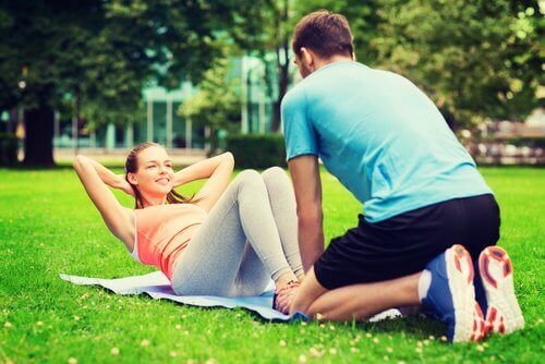  Правете упражнения заедно с партньора си