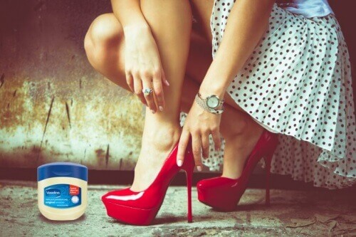 Нанасянето на вазелин по крака ще овлажни кожата и ще ви предпази от протъркване