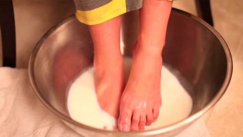  Баня с мляко и сода за по-меки стъпала