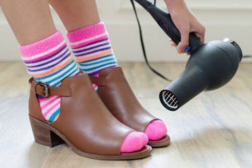 Топлината от сешоара може да омекоти обувките ви и да ги направи точно по мярка.