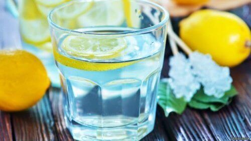 Чаша прясна лимонада поддържа тялото хидратирано