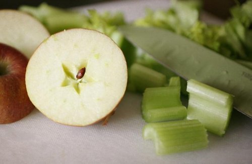сок от целина и зелена ябълка - подхранваща комбинация