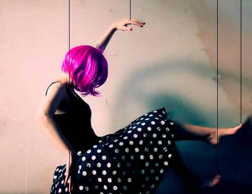 Храни се със скръб и обвинява другите, за да се чувства важен.